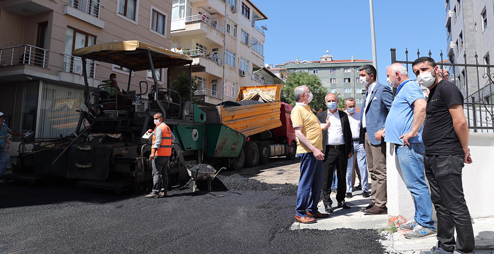 Kartal Belediye Başkanı Gökhan Yüksel, devam eden asfalt çalışmalarını İnceledi
