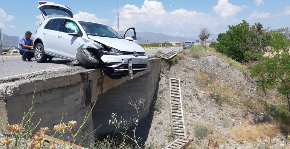 Yürekleri ağza getiren kaza! Köprüde asılı kaldı