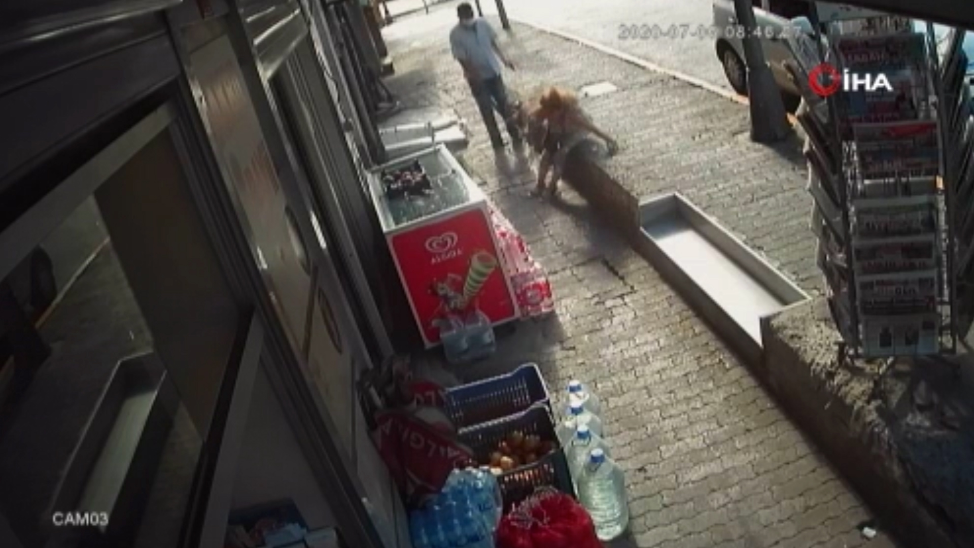 İstanbul’un göbeğinde kadına silahlı saldırı dehşeti kamerada