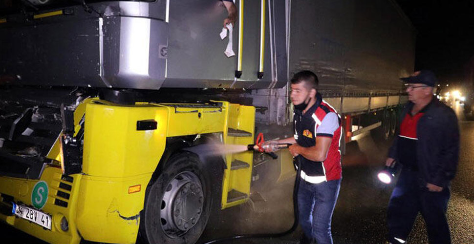 Alkollü sürücünün kullandığı TIR, başka TIR'a çarpıp yandı