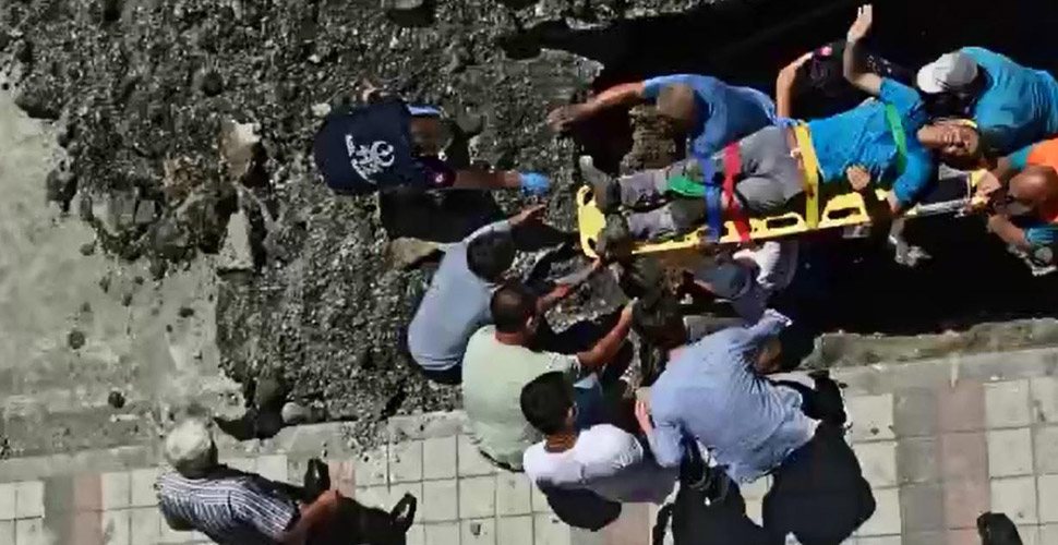 Sultangazi'de alt yapı çalışması sırasında göçük: Mahsur kalan işçi kurtarıldı