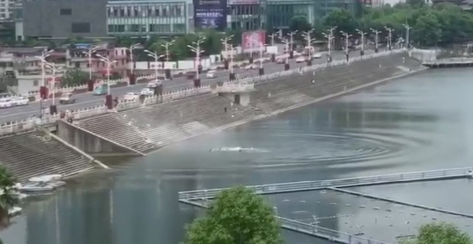 Çin'de feci kaza! Öğrencileri taşıyan otobüs gölete uçtu