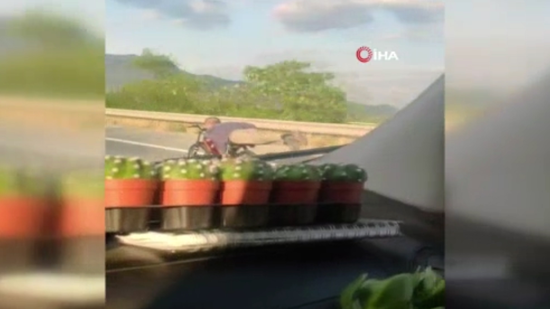 Otobanda şok eden görüntü: Motosikletin üzerine yatarak sürat denemesi yaptı