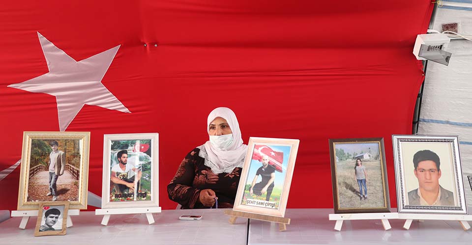 Son dakika! HDP önünde evlat nöbeti tutan bir aile daha çocuğuna kavuştu