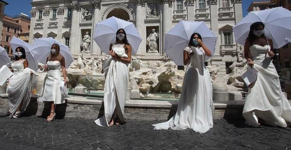 İtalya'da gelin adayları koronavirüs kısıtlamalarını protesto etti