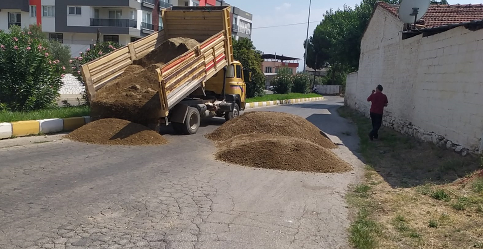 Aydın'da bir vatandaş tapulu arazisinden geçen bulvarı ulaşıma kapattı