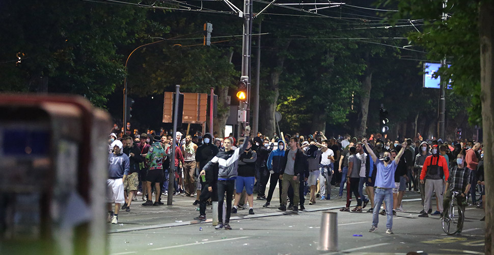 Sırbistan'da koronavirüs tedbirleri protesto edildi