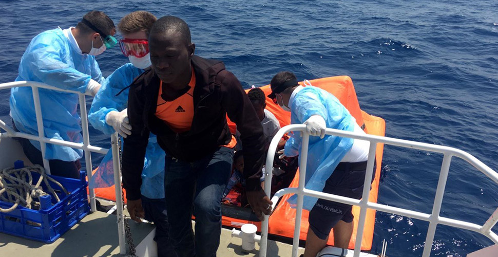 İzmir'de ölüme itilen 26 göçmen kurtarıldı