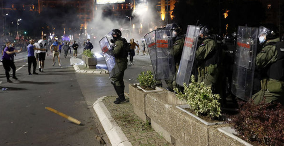 Sırbistan'da yeni koronavirüs tedbirlerine karşı protesto