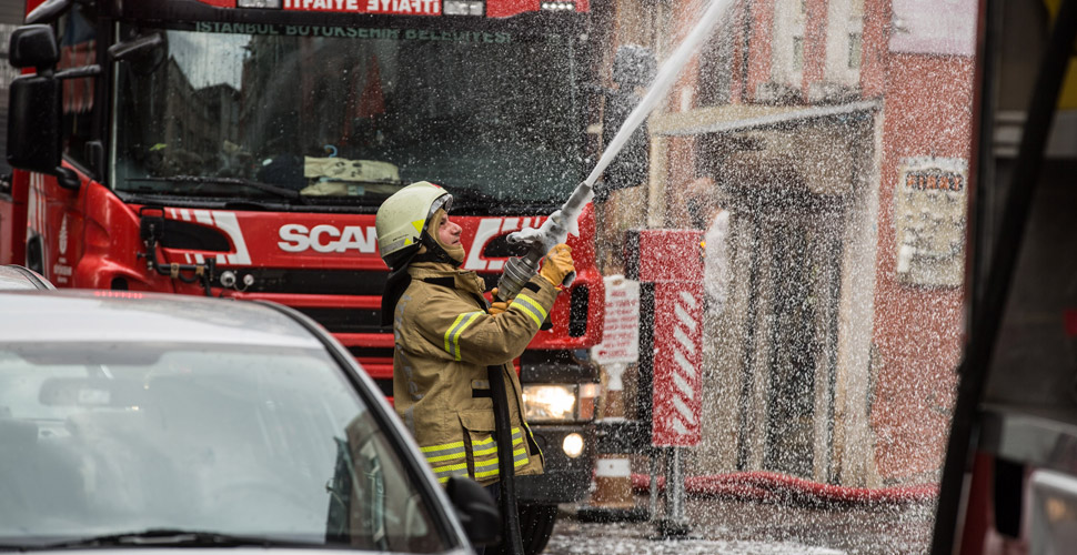 Fatih'te yangın paniği! Metruk binada başladı, 5 katlı apartmana sıçradı