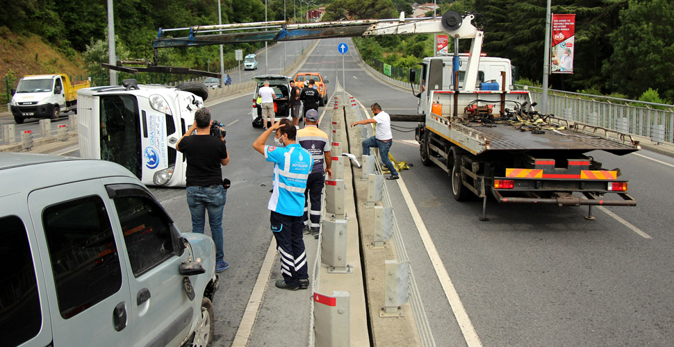 Sarıyer'de trafiği kilitleyen kaza! Bariyerlere çarparak takla attı