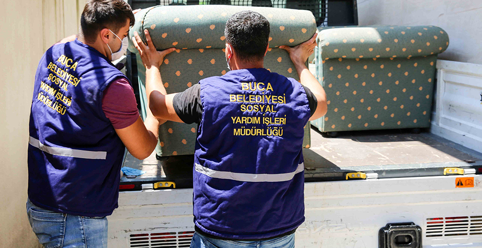 Buca Belediyesi, 'Eşya Bankası' ile ihtiyaç sahibi ailelerin yüzlerini güldürüyor