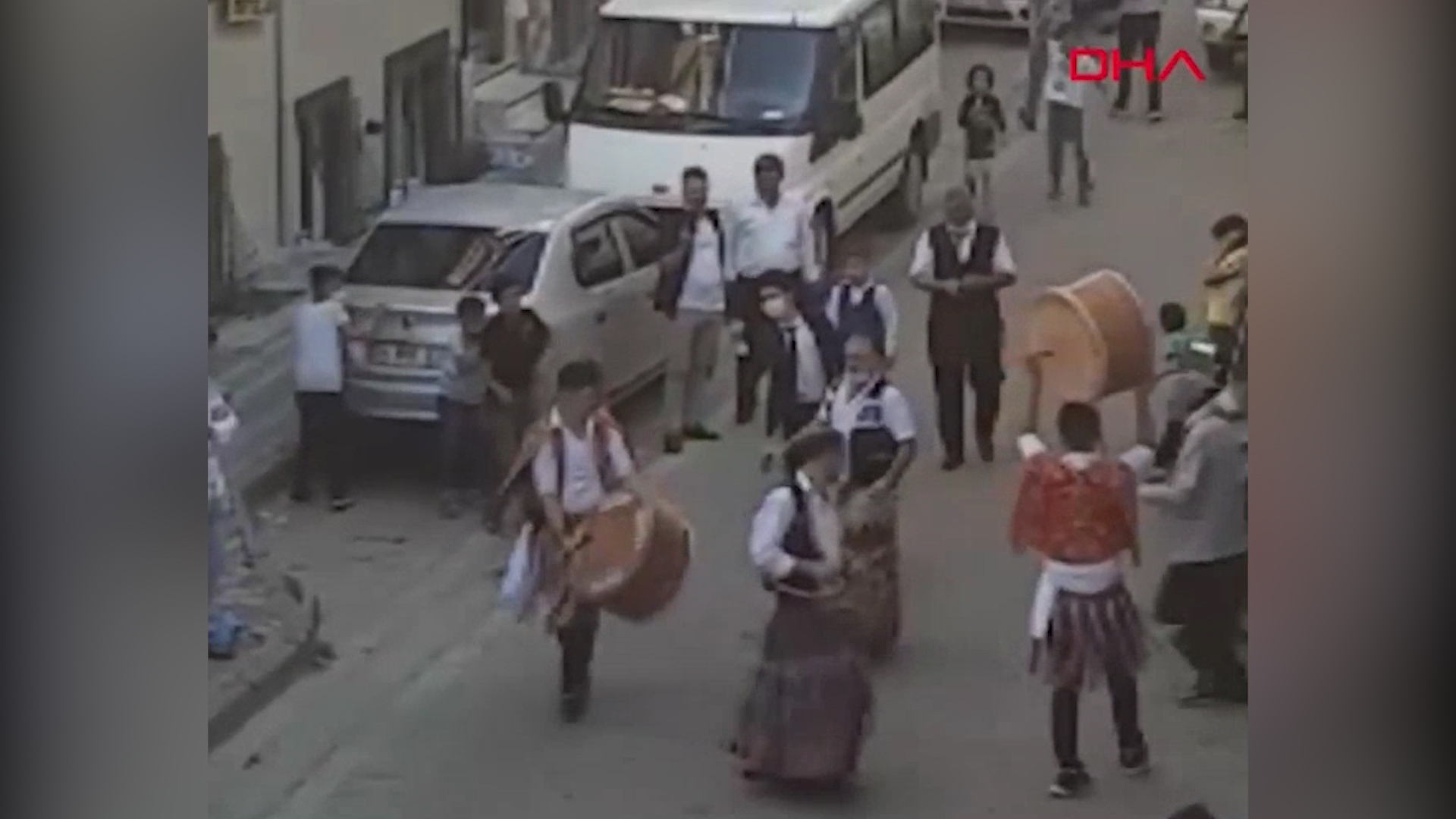 Sultangazi'de 'pes' dedirten görüntü: Hem köçek eşliğinde oynadılar hem de havaya ateş açtılar