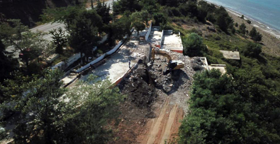 Salda Gölü'nün kıyısındaki kaçak yapının yıkımına başlandı