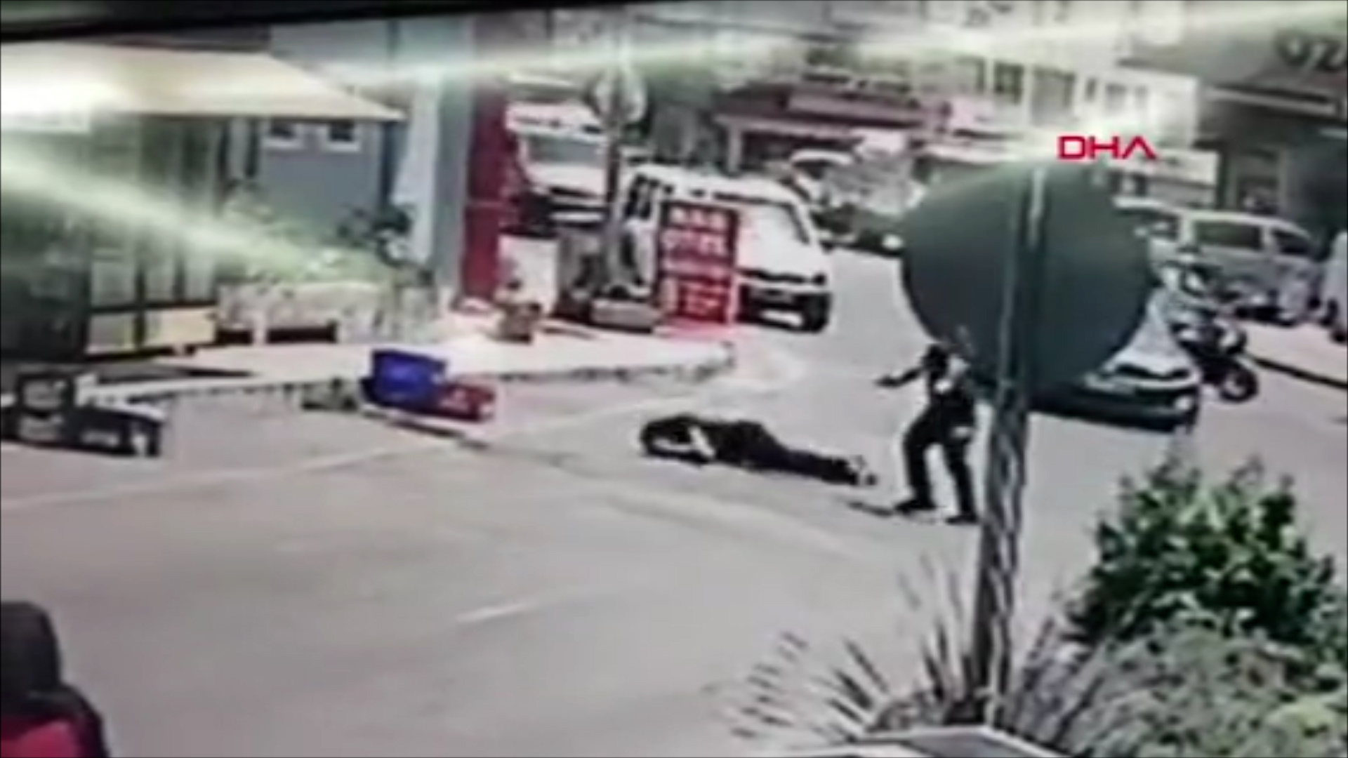 Aranan şahıs kaçarken iki polis memurunu bıçakla yaraladı