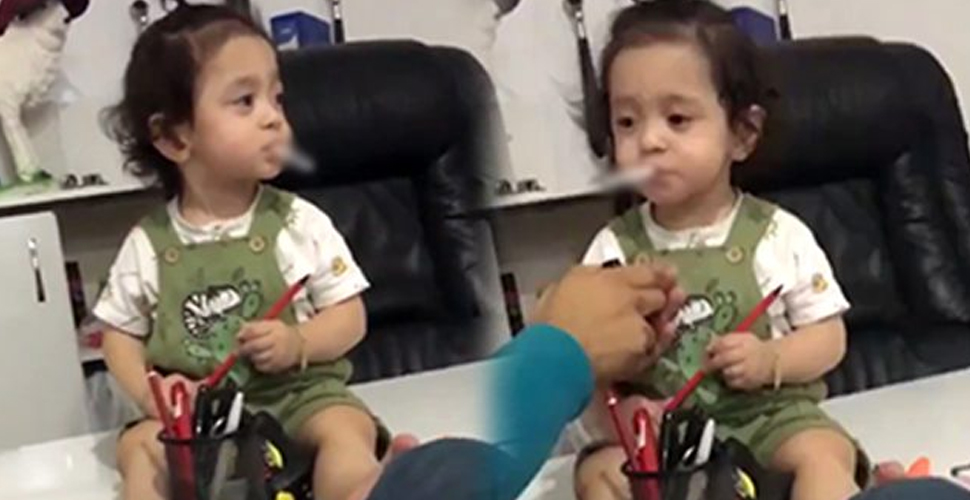 2 yaşındaki kızına canlı yayında sigara içirdi