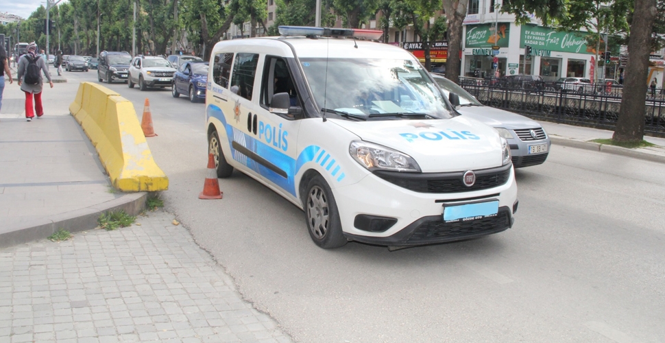 Trafikte telefonla konuşan polise ceza kesildi