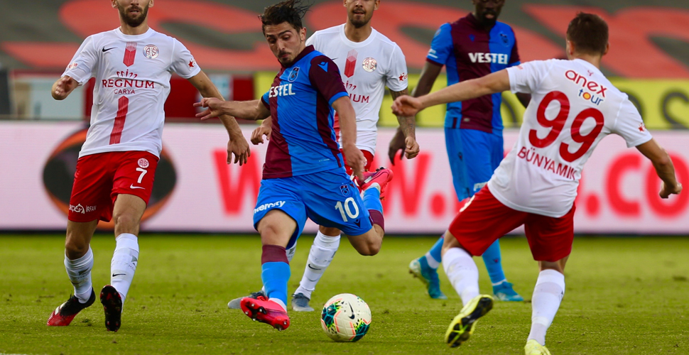 Süper Lig'in 31. haftasında Trabzonspor, Antalyaspor ile 2-2 berabere kaldı