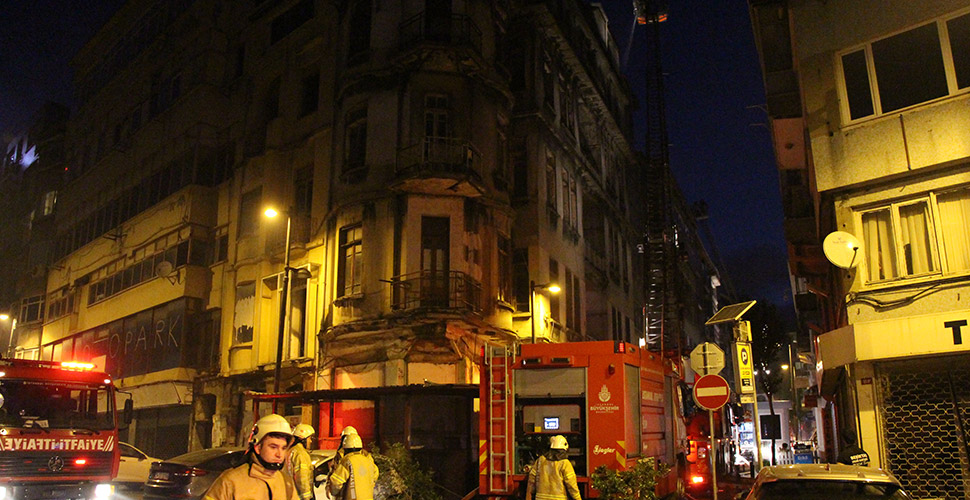 İstanbul'da tarihi ahşap binada yangın