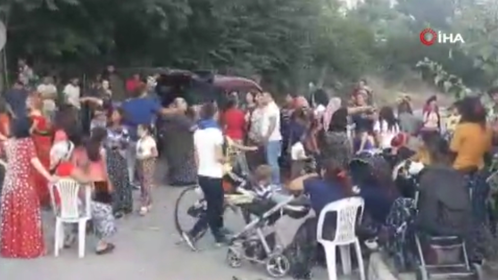 Ataşehir’de pes dedirten görüntü: Sosyal mesafeyi hiçe sayarak göbek attılar