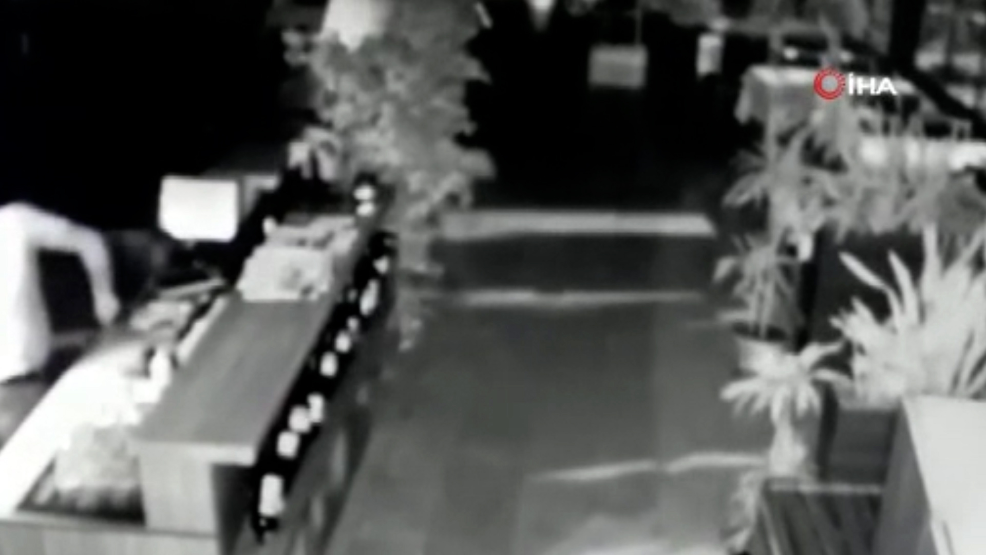 İş yerinin kasasından 20 bin TL çalındığı anlar kamerada