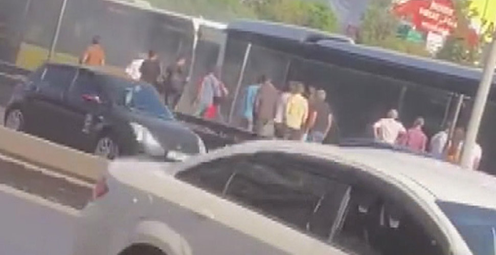 Son dakika! Seyir halindeki metrobüste yangın paniği