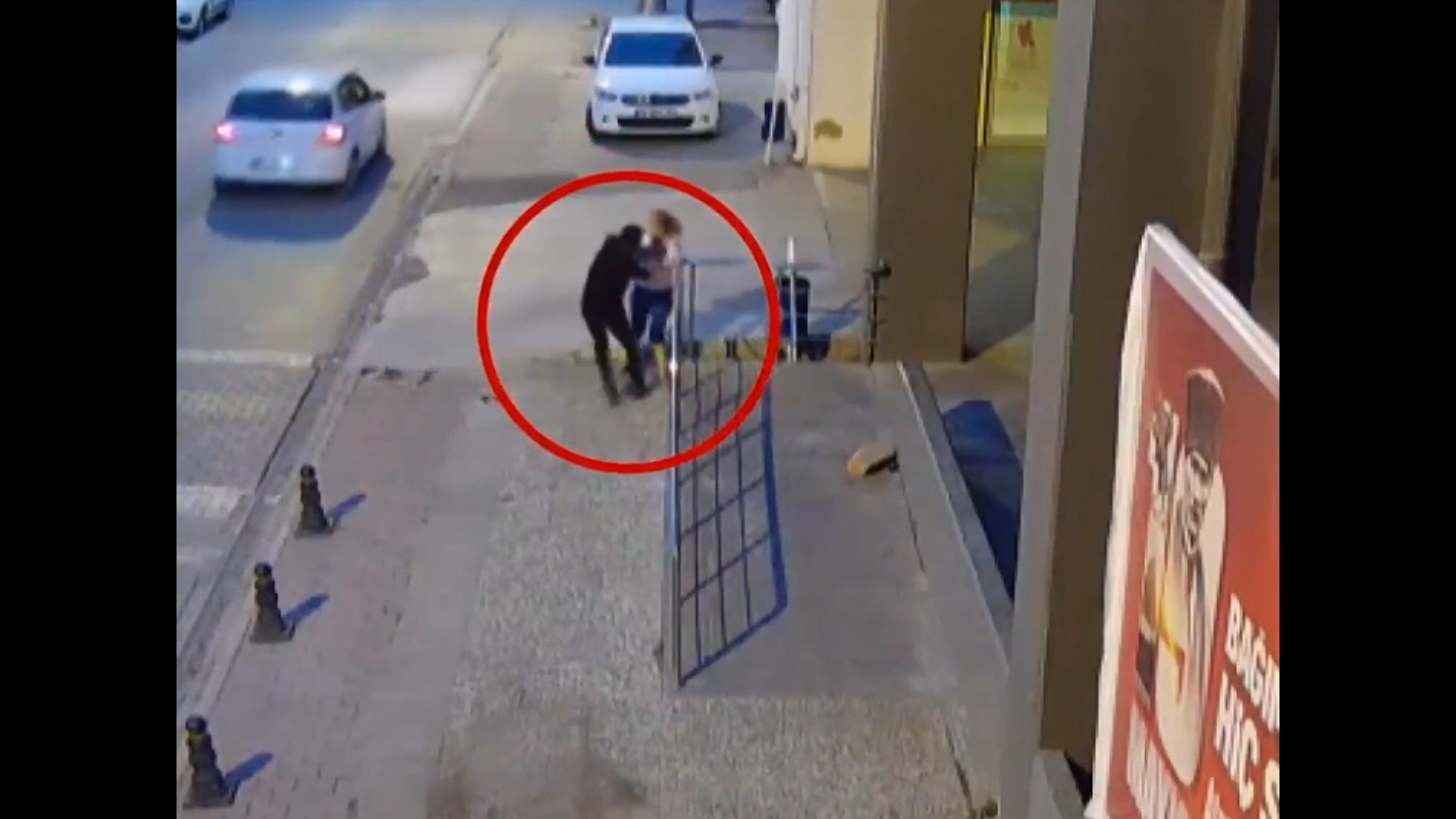 Kapkaççıyla uzun süre boğuşan kadın cep telefonunu kurtaramadı