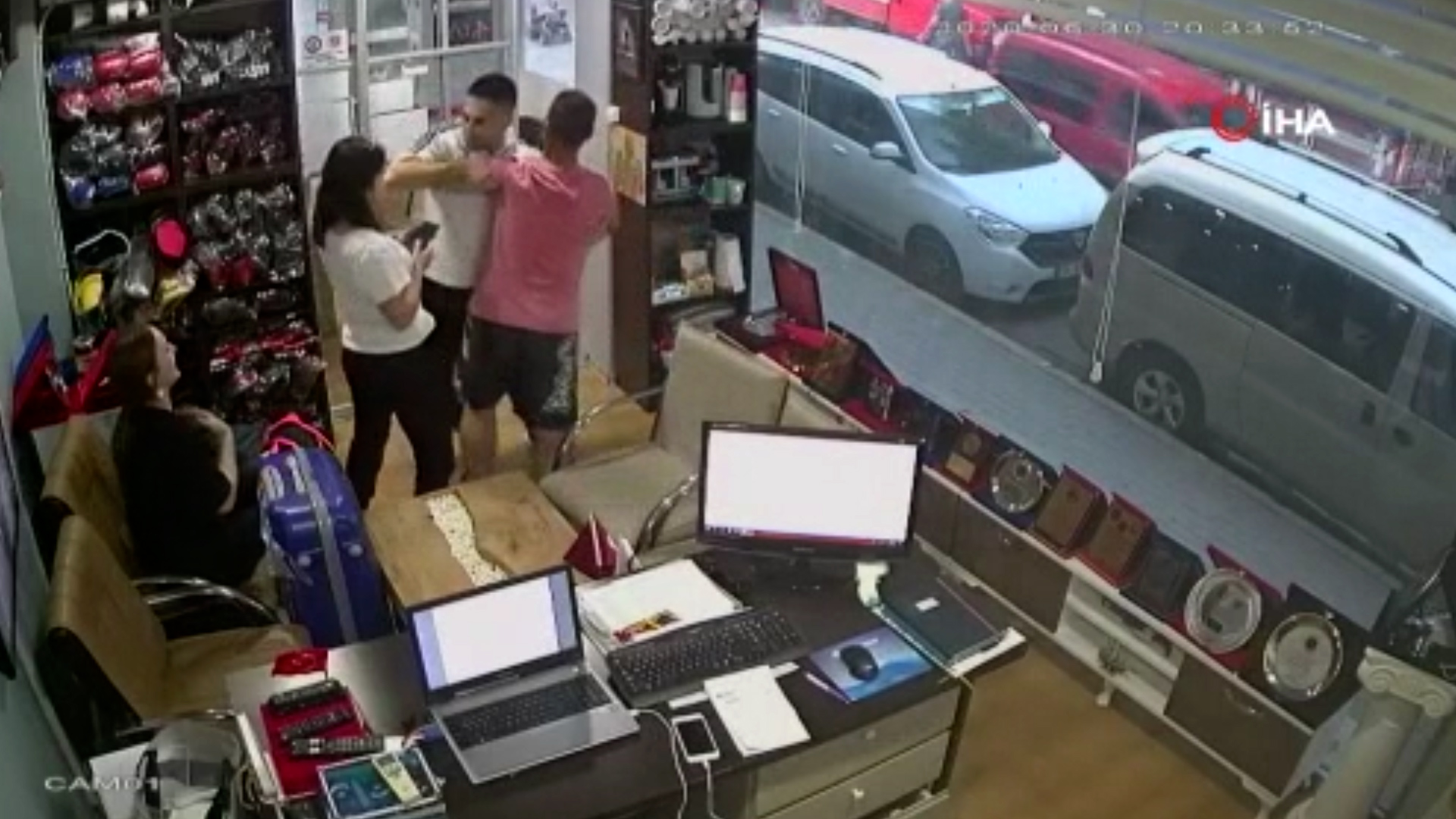 Milli antrenör salonuna sığınan kadına böyle sahip çıktı