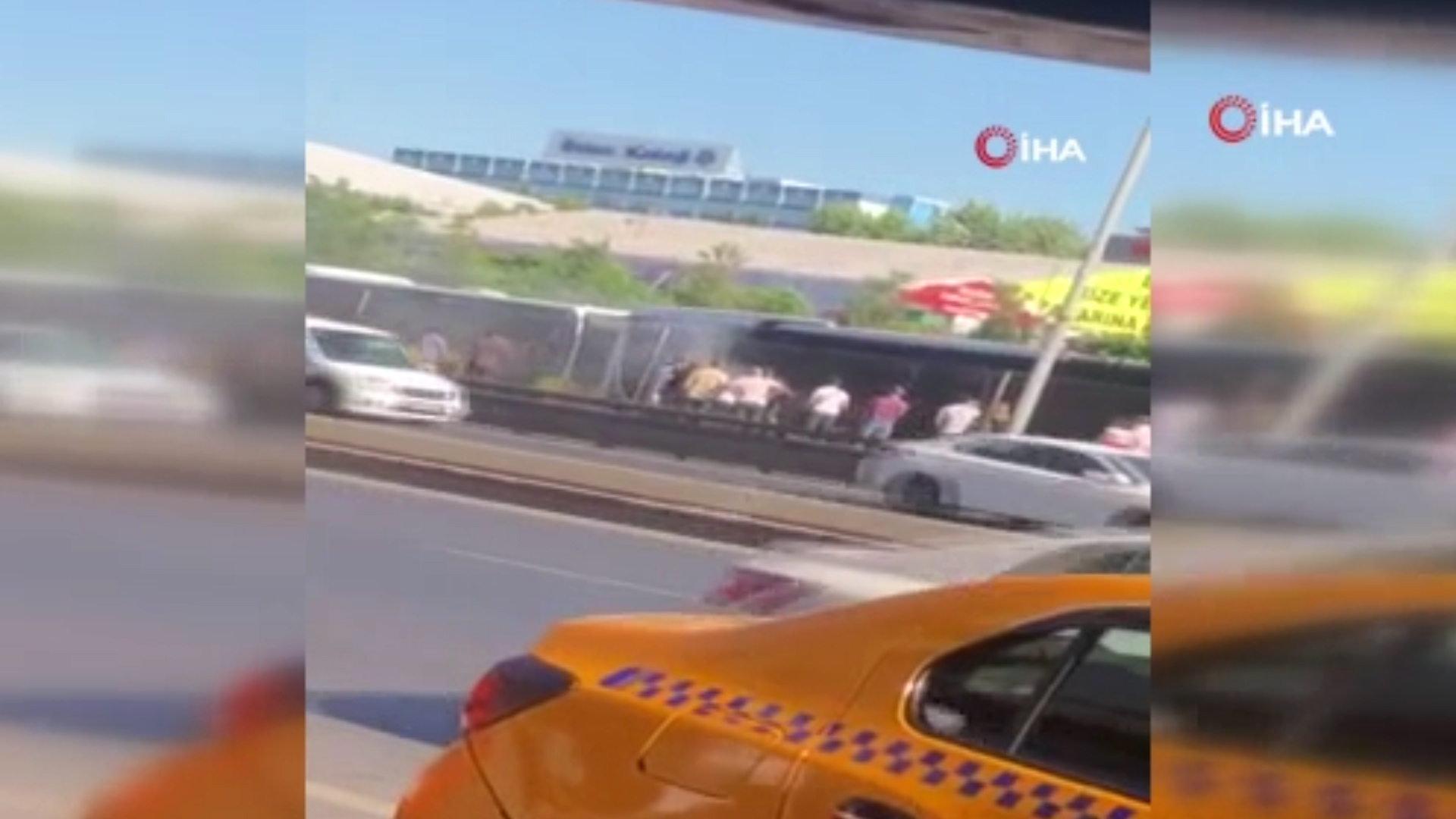 Metrobüste yangın çıktı yolcular büyük panik yaşadı