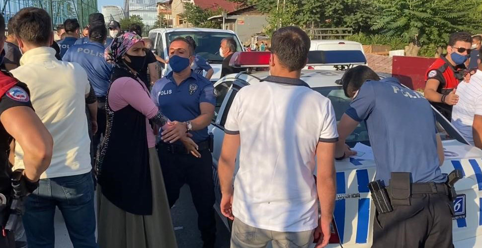 Sosyal mesafenin hiçe sayıldığı sokak düğününe polis baskını