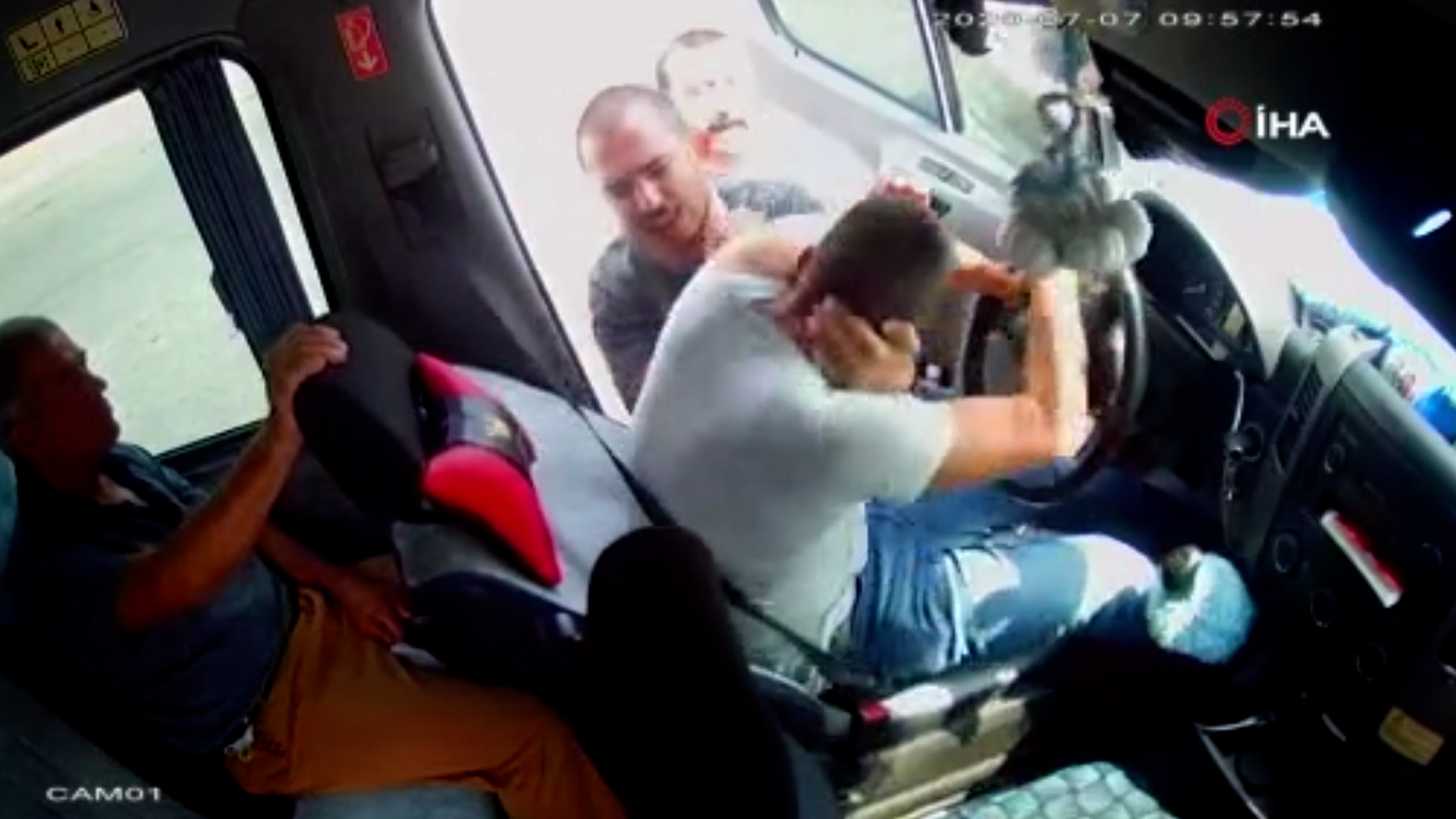 Yolcuların gözü önünde şoförü dövdüler