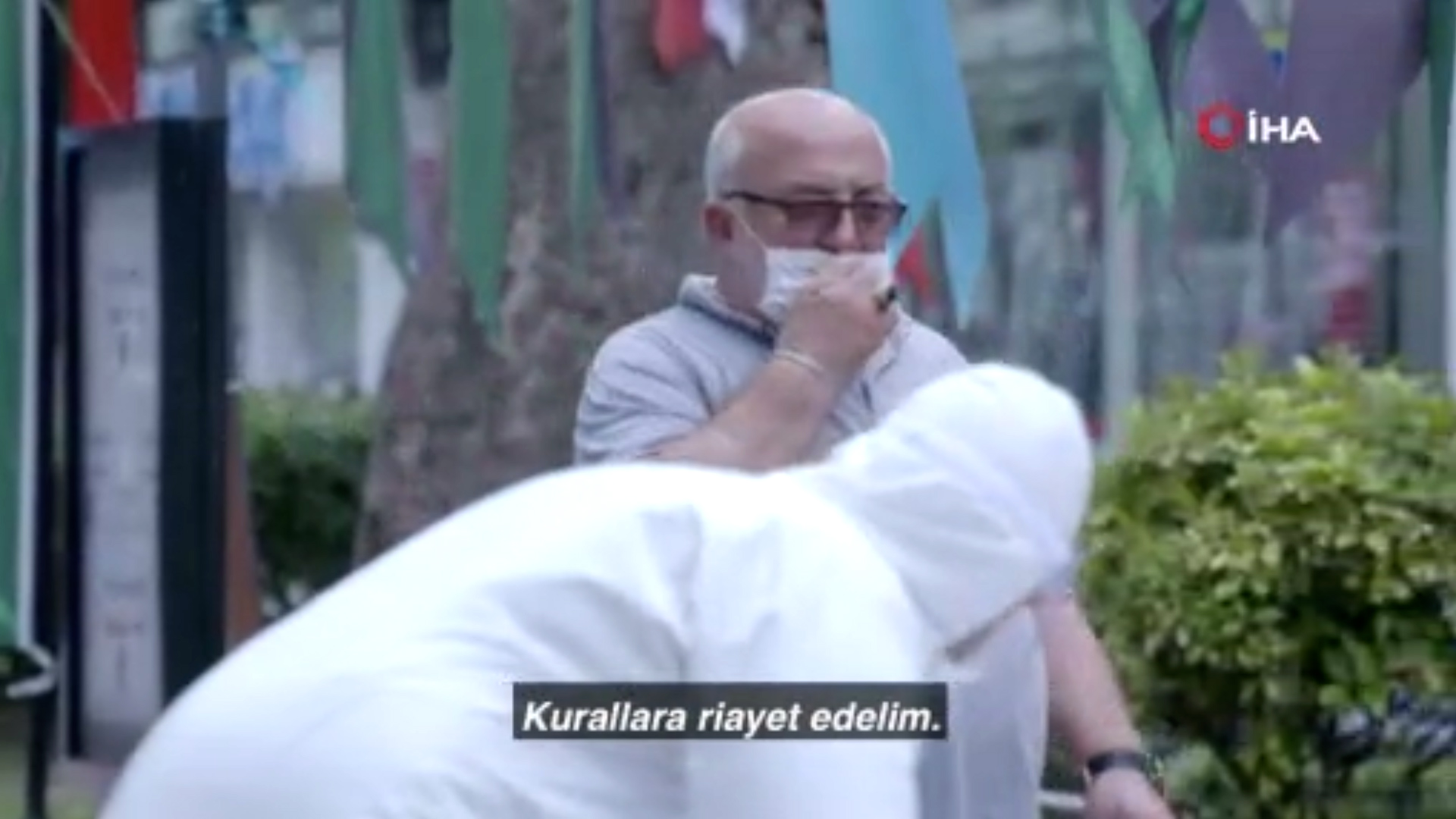 Sokakta maskesiz gezenler önlerine gelen sedyeyi görünce şok oldu