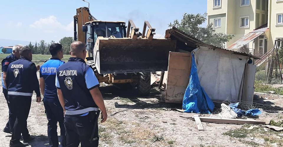 Erzurum'da 50 kaçak yapı yıkıldı