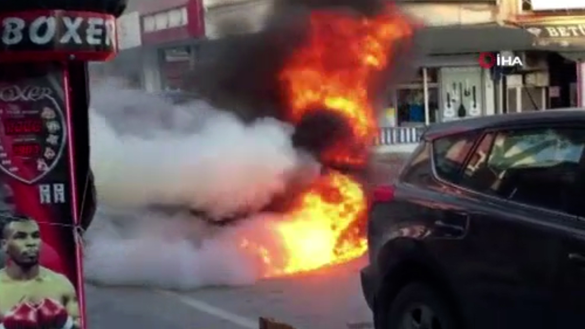 Alev alan otomobilin sürücüsü canını zor kurtardı