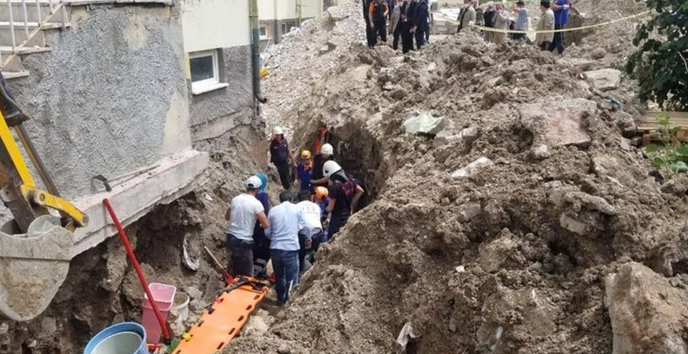 Kütahya'da okul bahçesinde göçük