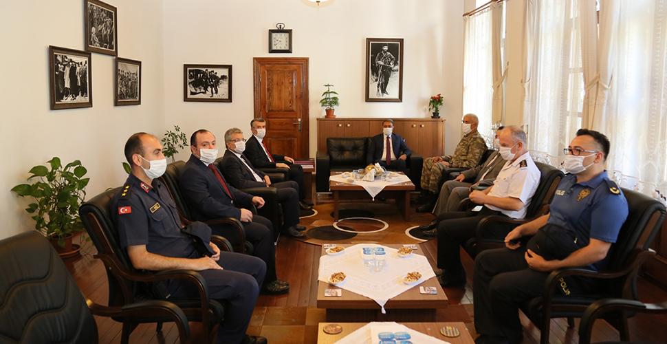 Edremitli hayırseverlerden eğitime destek