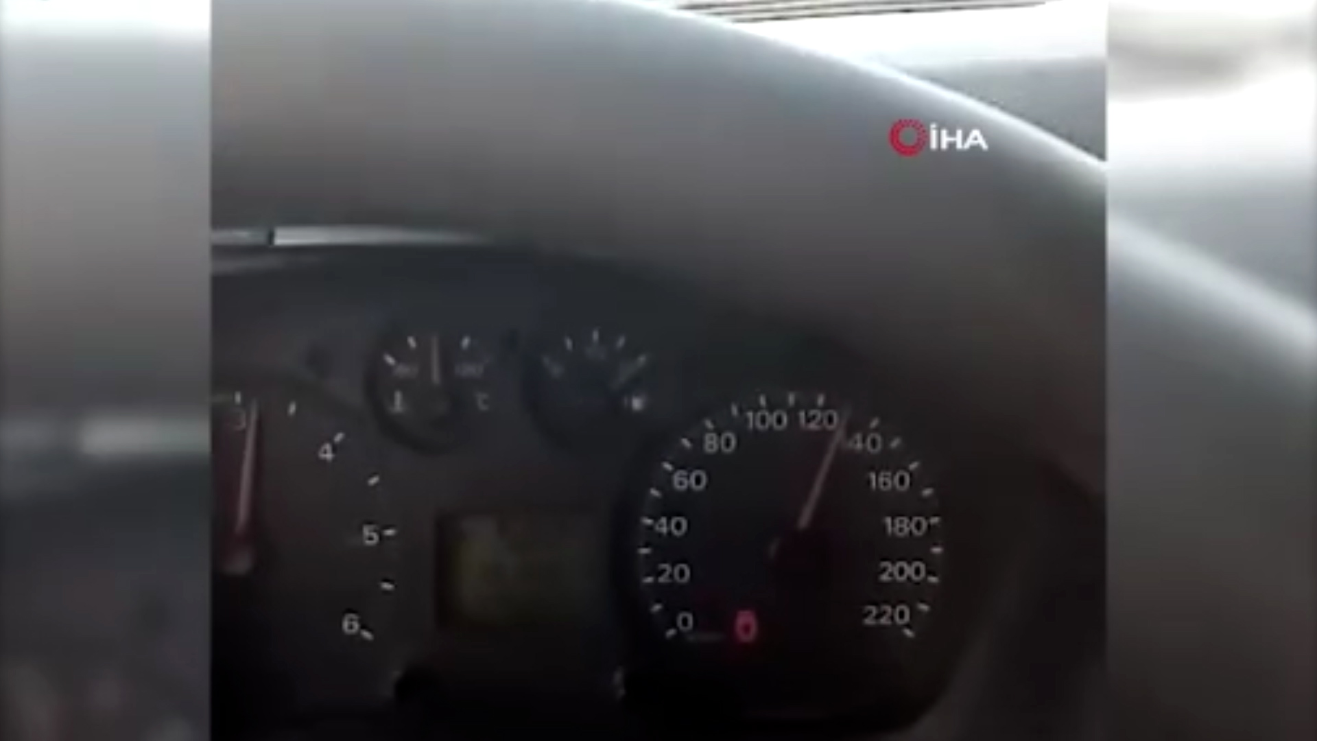 Kamyon sürücüsü ambulansa yol vermedi, saatte 130 kilometre hızla yarışa girdi