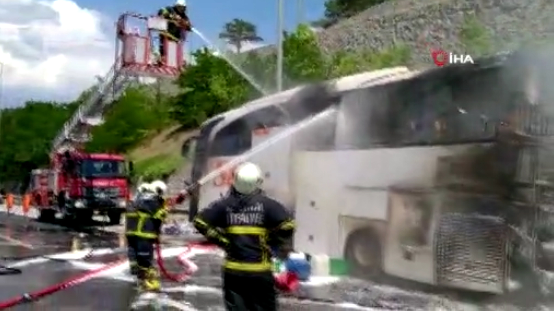 Seyir halindeki otobüs yandı
