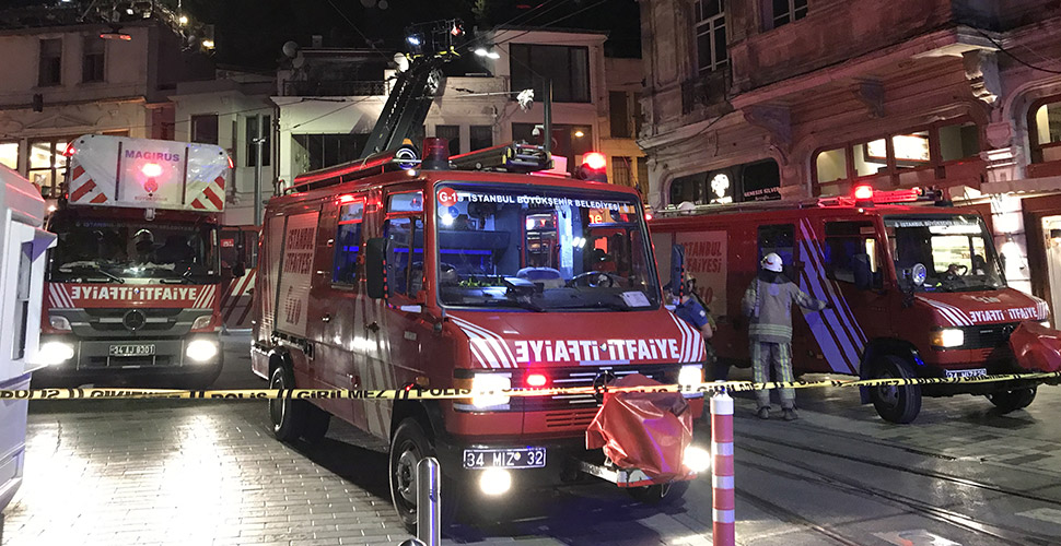 Beyoğlu'nda mağazada çıkan yangında 1 kişi dumandan etkilendi