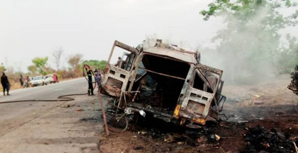 Nijerya'da yolcu otobüsünde yangın: 12 ölü