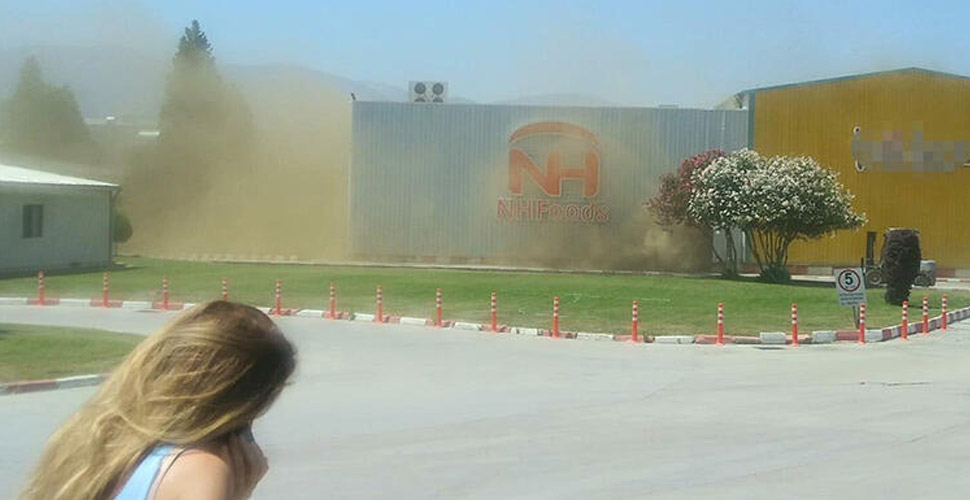 Manisa'da piliç kesimhanesinde yangın: 3 kişi dumanlardan etkilendi