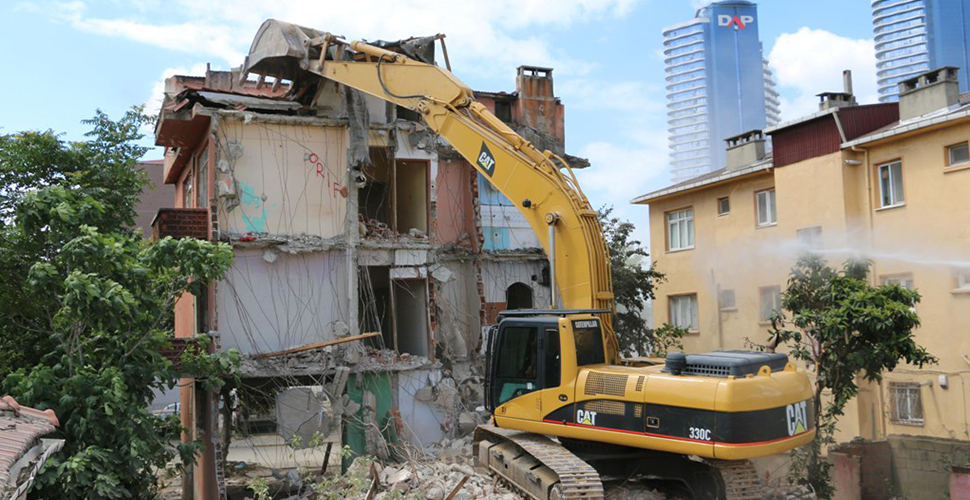 Kartal’da tehlikeye neden olan metruk binalar, ardı ardına yıkılıyor