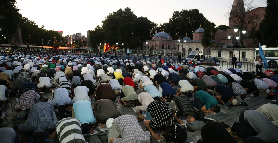 Ayasofya Camisi'nın önünde akşam namazı kılındı