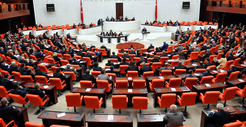 ''Çoklu baro'' teklifi Meclis'te kabul edilerek yasalaştı