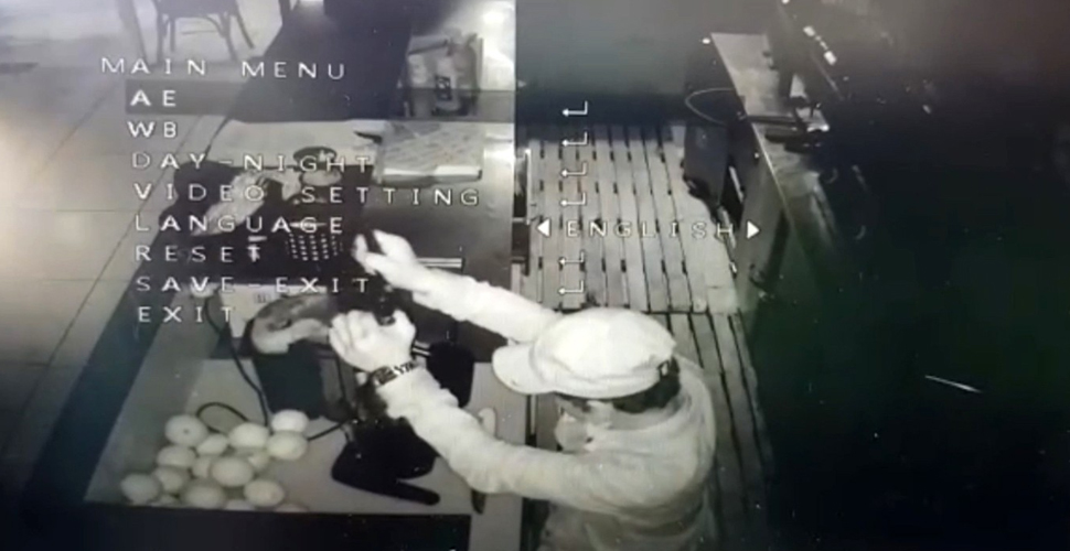 Büfeye giren hırsız kendisine portakal sıkıp içti