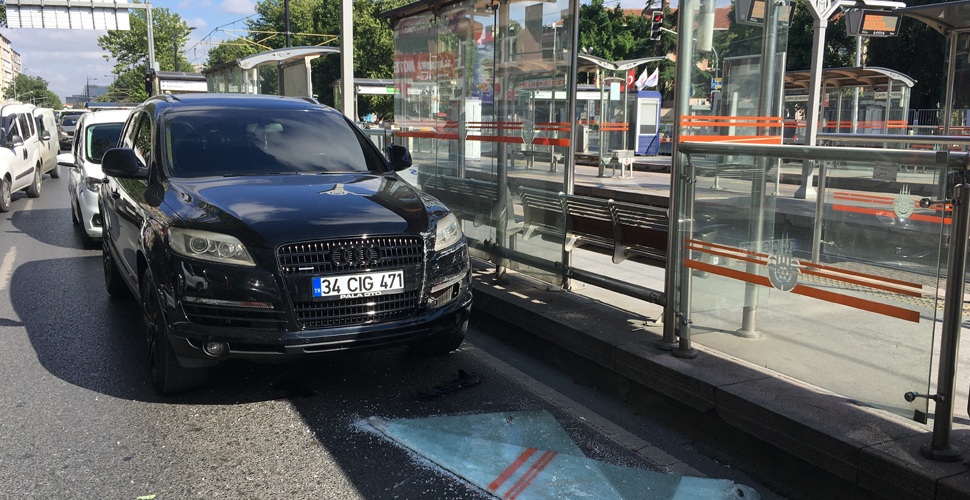 Tramvay durağının camı cipin üzerine düştü