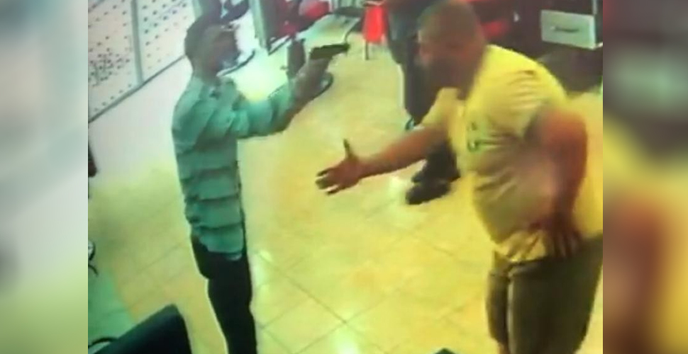 Berber kalfası tokalaşırken vuruldu