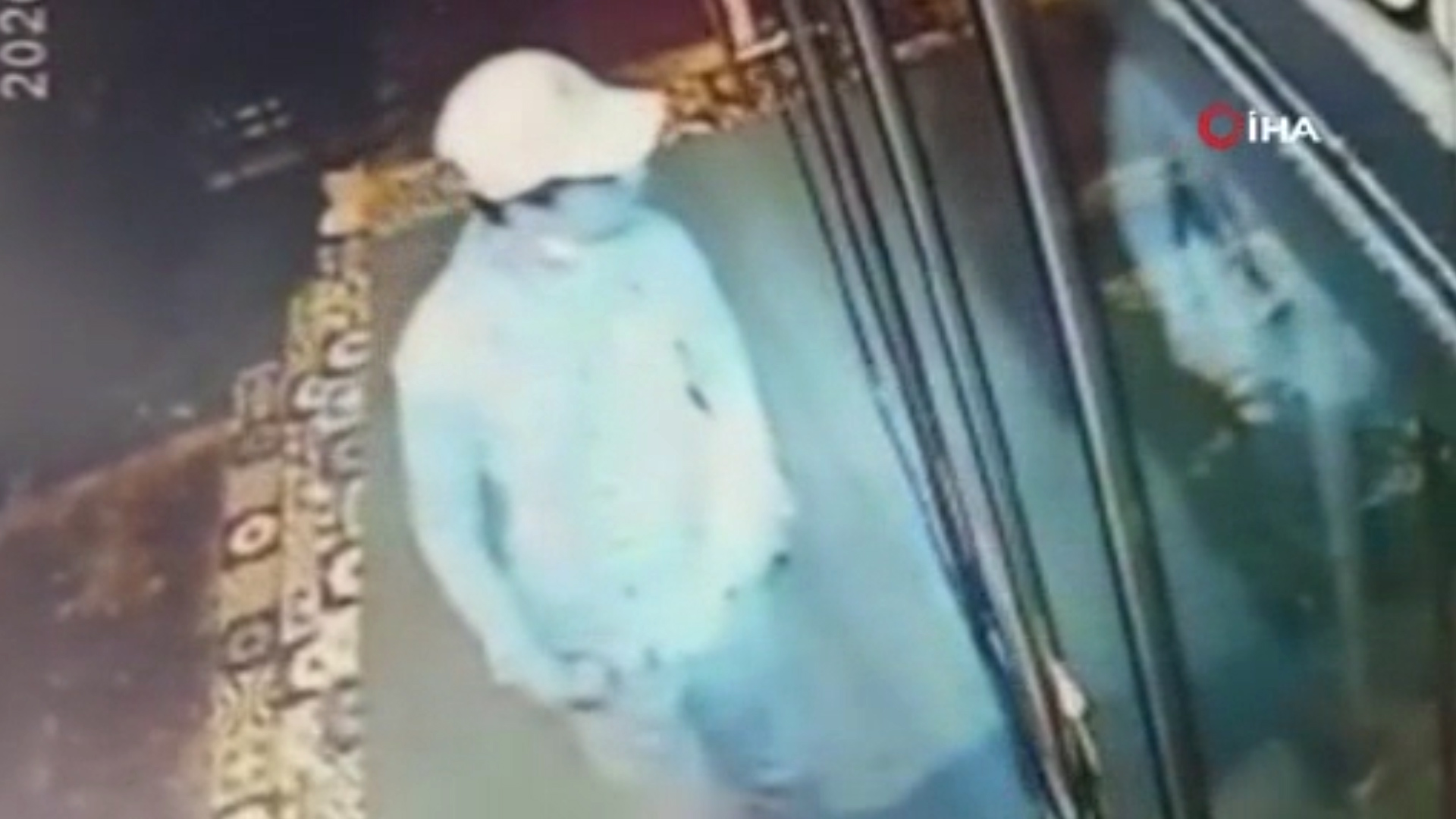 İstanbul’da hırsızlık için girdiği iş yerinde “portakal suyu” sıkan hırsız kamerada