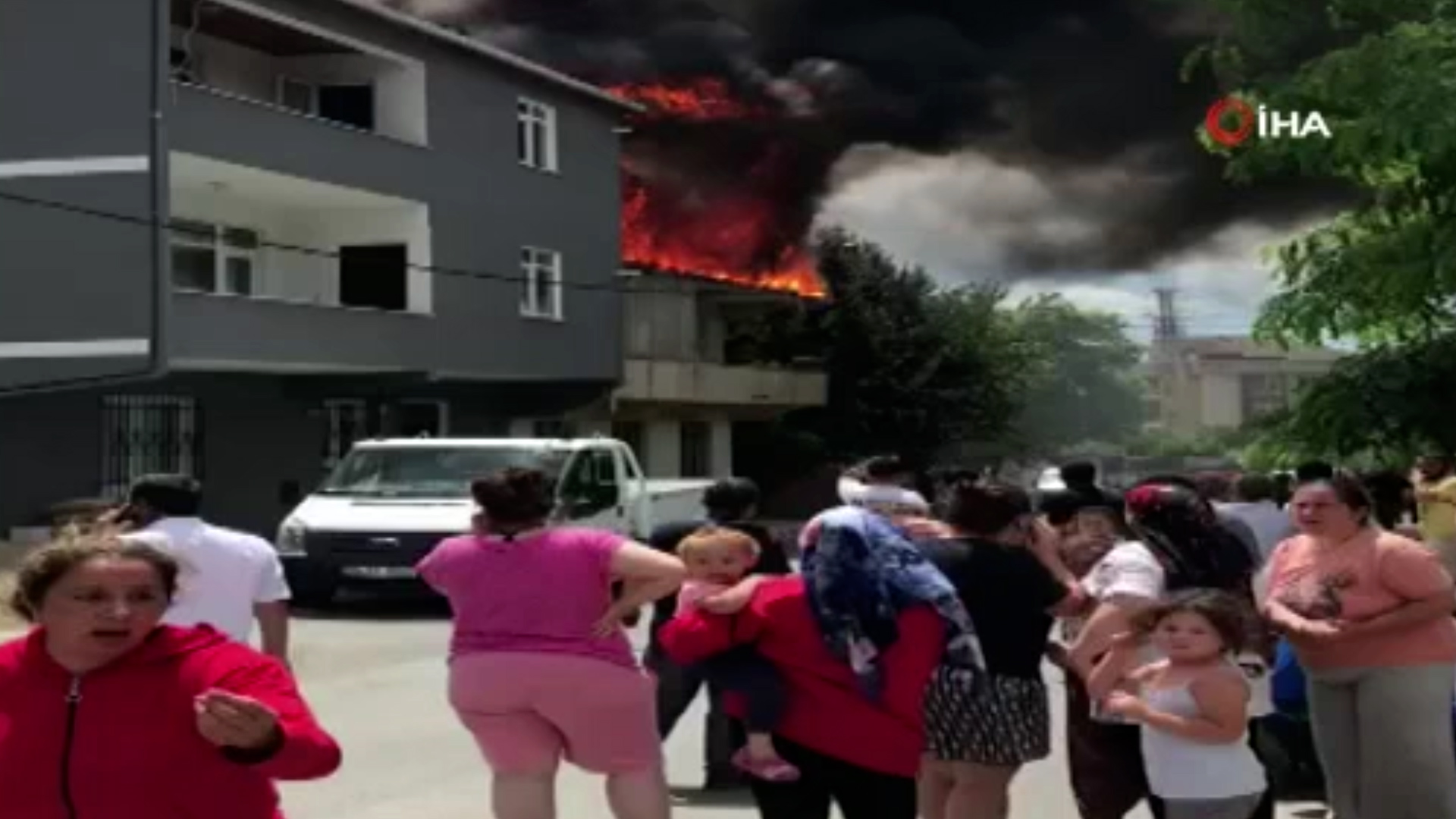 Eyüpsultan'da korkutan yangın:Vatandaşlar sokağa döküldü