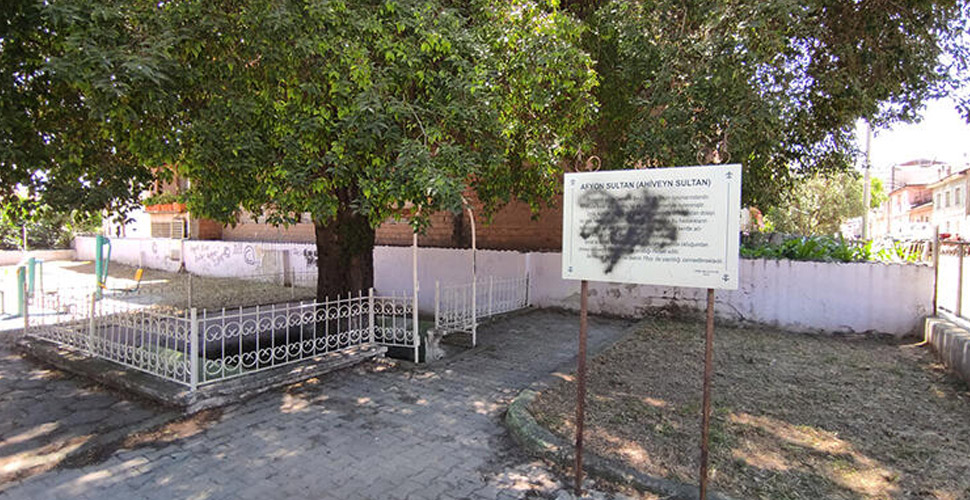 Bursa'da tarihi türbeye spreyli saldırı